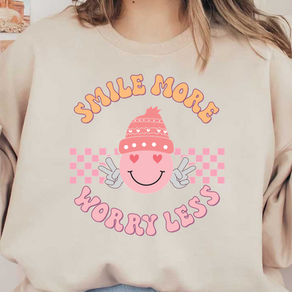 Un diseño gráfico alegre que presenta una cara rosada sonriente con un sombrero y que fomenta la positividad con la frase "Sonríe más, preocúpate menos".