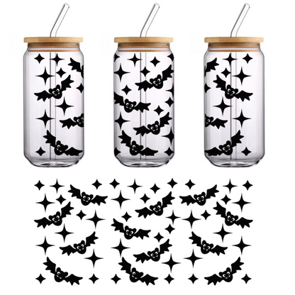 Un patrón caprichoso en blanco y negro con estrellas divertidas y formas de nubes, perfecto para agregar un toque mágico a cualquier diseño. Transferencias UV