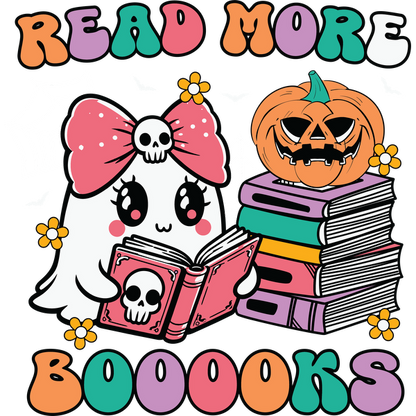 Un simpático personaje fantasma con un lazo de calavera lee un libro junto a libros coloridos apilados y una linterna de Halloween.