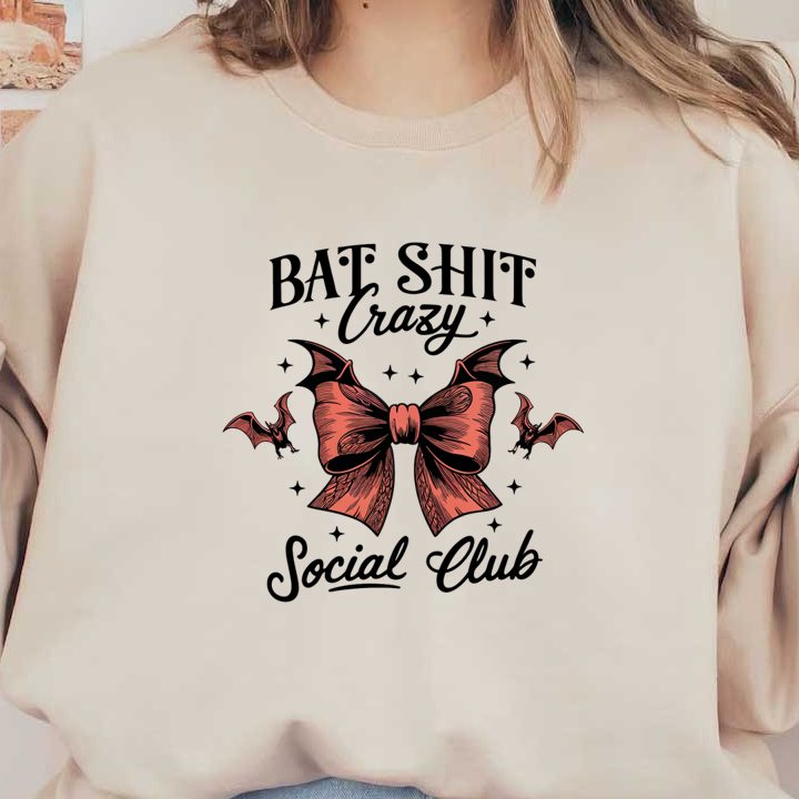 Un gráfico divertido que presenta un gran arco rodeado de murciélagos, con el divertido texto "Bat Shit Crazy Social Club".