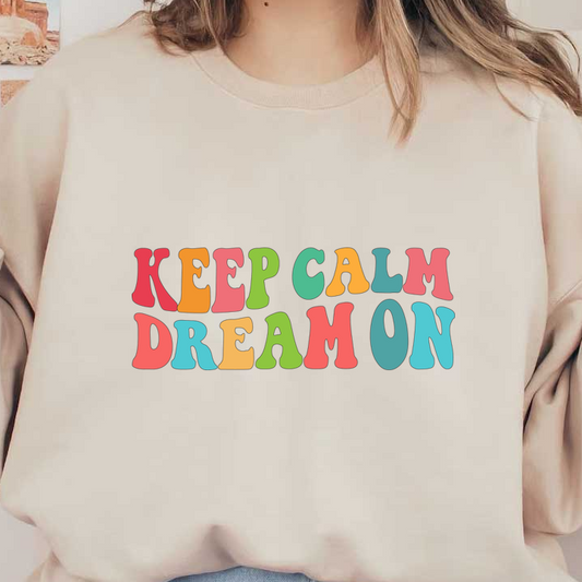 Ilustración tipográfica colorida que presenta la frase motivadora "Keep Calm Dream On" en una fuente divertida.