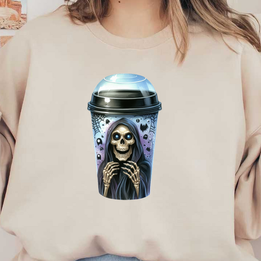 ¡Una taza de café espeluznante que presenta una figura esquelética con capucha, rodeada de diseños de telarañas y lindos murciélagos, perfecta para Halloween!