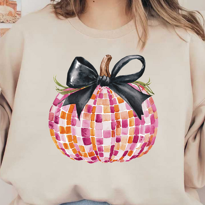 Esta calabaza vibrante presenta un patrón de mosaico en tonos rosa y naranja, rematado con un elegante lazo negro para darle un toque elegante.