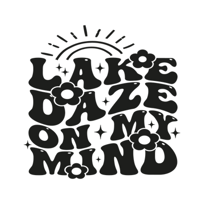 Un diseño gráfico divertido que presenta la frase "Lake Daze on My Mind", rodeada de flores y elementos solares.