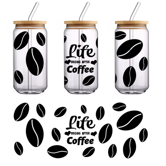 Una ilustración minimalista en blanco y negro de un gato sentado con gracia, resaltando sus elegantes curvas y su comportamiento lúdico. Transferencias UV