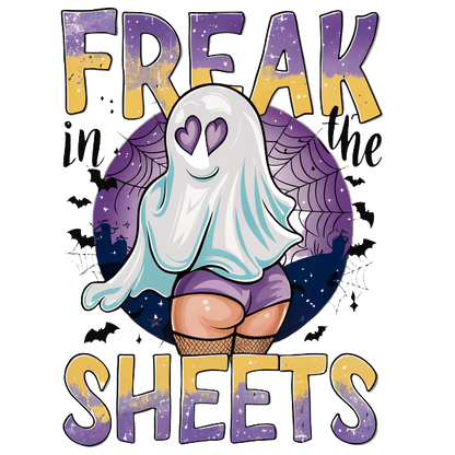 Un gráfico divertido con temática de Halloween que presenta un fantasma con ojos en forma de corazón, acompañado por el texto "Freak in the Sheets".