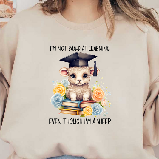 Una simpática oveja de dibujos animados con un birrete de graduación está sentada sobre una pila de libros coloridos, rodeada de hermosas flores y un lema divertido.