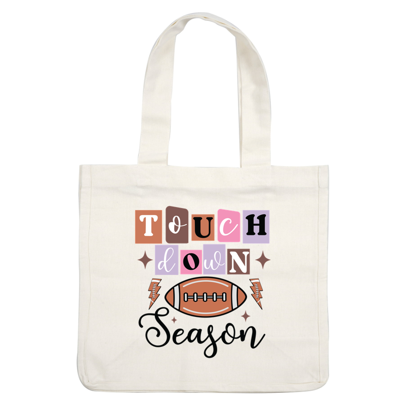 Celebre la emoción del fútbol con este vibrante diseño "Touchdown Season" que presenta letras divertidas y una ilustración clásica del fútbol.