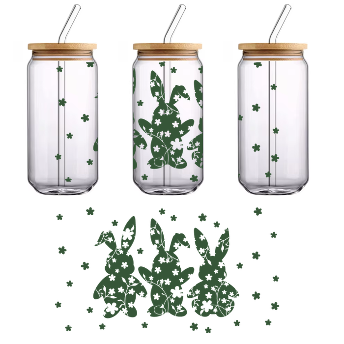 Tres conejitos verdes juguetones están rodeados de pequeñas flores, creando una ilustración caprichosa y alegre. Transferencias UV