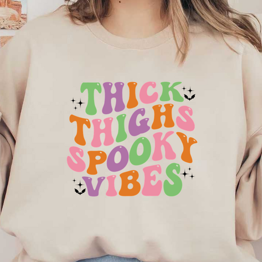 Diseño de texto divertido y colorido que presenta la frase "Thick Thighs Spooky Vibes", perfecto para el entusiasmo de Halloween.
