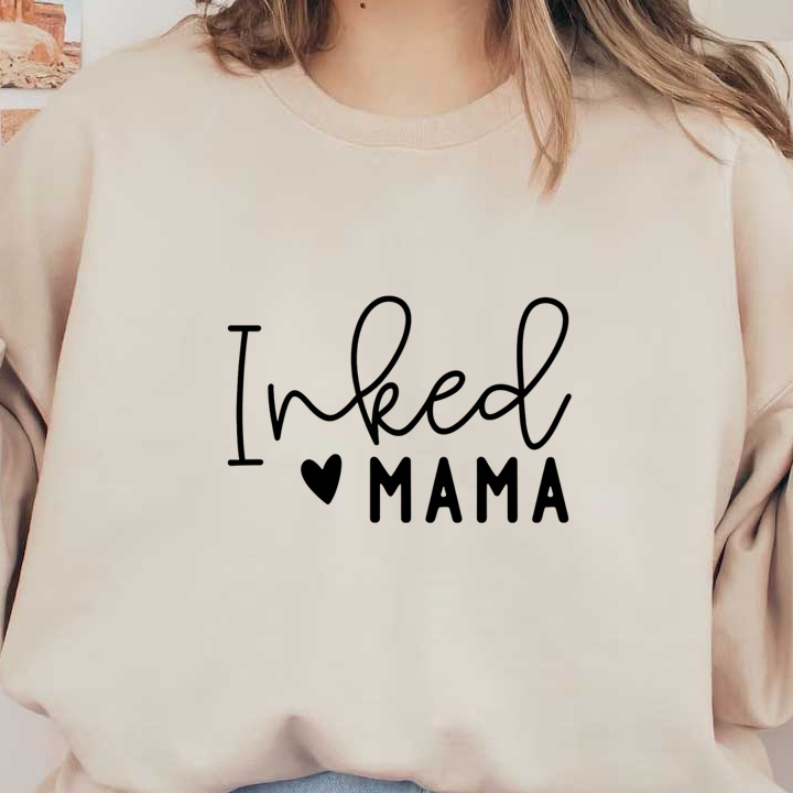 Un diseño gráfico elegante que presenta la frase "Inked Mama" con un corazón, perfecto para las mamás amantes de los tatuajes. Transferencias DTF