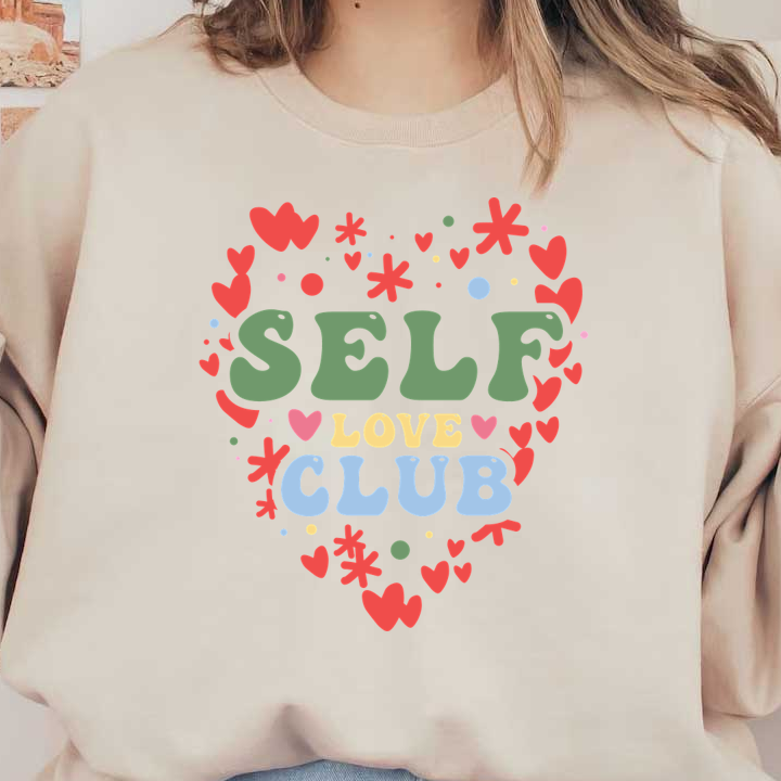 ¡Únete al vibrante "Club del amor propio" con este diseño en forma de corazón, que presenta letras coloridas y divertidos motivos de corazones!