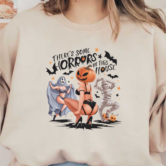 Este divertido diseño con temática de Halloween presenta a tres mujeres con disfraces espeluznantes, sobre un fondo extravagante que reza "horrores en esta casa".