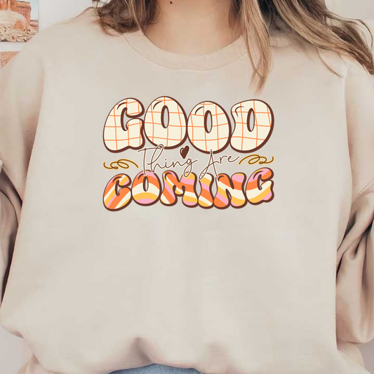 Un diseño vibrante y divertido que presenta la inspiradora frase "Good Things Are Coming" (Se avecinan cosas buenas) en letras coloridas y extravagantes.