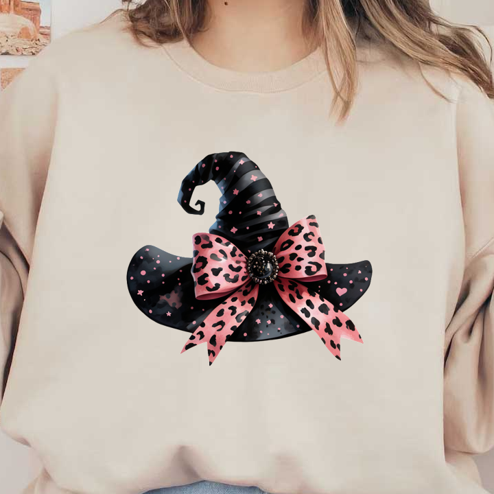 Un elegante sombrero de bruja negro con rayas divertidas, un lazo con estampado de leopardo y detalles en rosa brillante para un toque caprichoso.