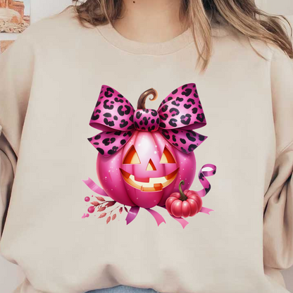 Una linda calabaza rosa con un lazo de estampado de leopardo y una cara sonriente, rodeada de calabazas más pequeñas y elementos decorativos.