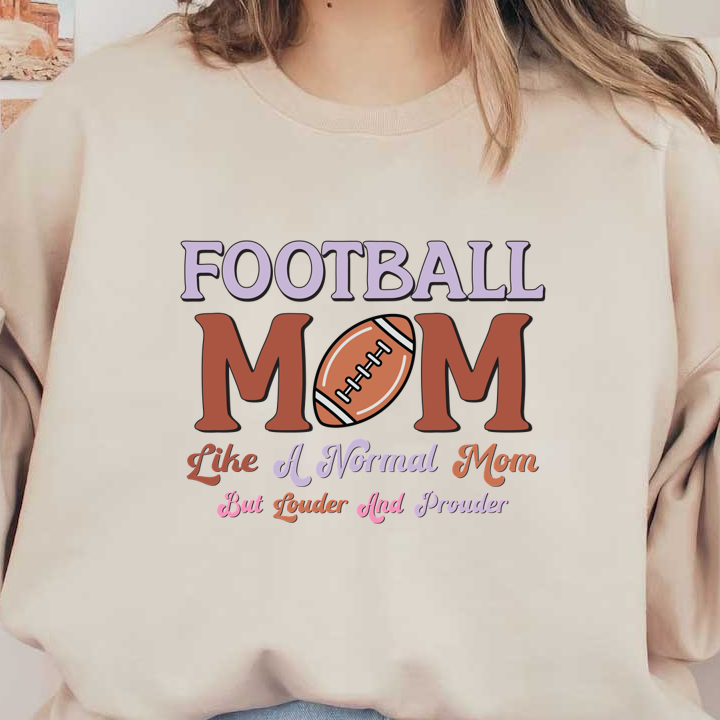 Diseño gráfico divertido y vibrante que celebra el orgullo de "Football Mom", diciendo "Como una mamá normal pero más fuerte y más orgullosa" con una ilustración de fútbol.