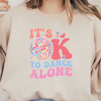 Un diseño vibrante y divertido que presenta una bola de discoteca con el texto "ESTÁ BIEN BAILAR SOLO" en colores alegres.