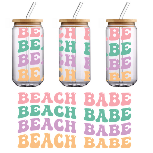 Diseño de texto colorido "Beach Babe" con fuentes divertidas en tonos pastel, perfecto para ambientes veraniegos y decoración con temática de playa. Transferencias UV