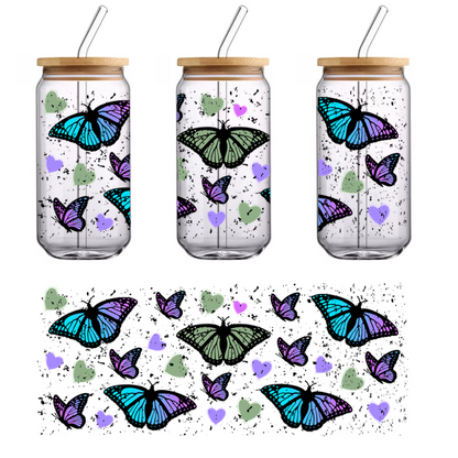 Un patrón caprichoso que presenta mariposas y corazones coloridos en tonos vibrantes de azul, verde, morado y rosa. Transferencias UV