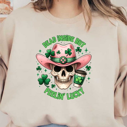 Un diseño divertido que presenta una calavera con un sombrero de vaquero rosa rodeada de tréboles y la frase "Dead Inside But Feelin' Lucky" (Muerto por dentro pero con suerte).