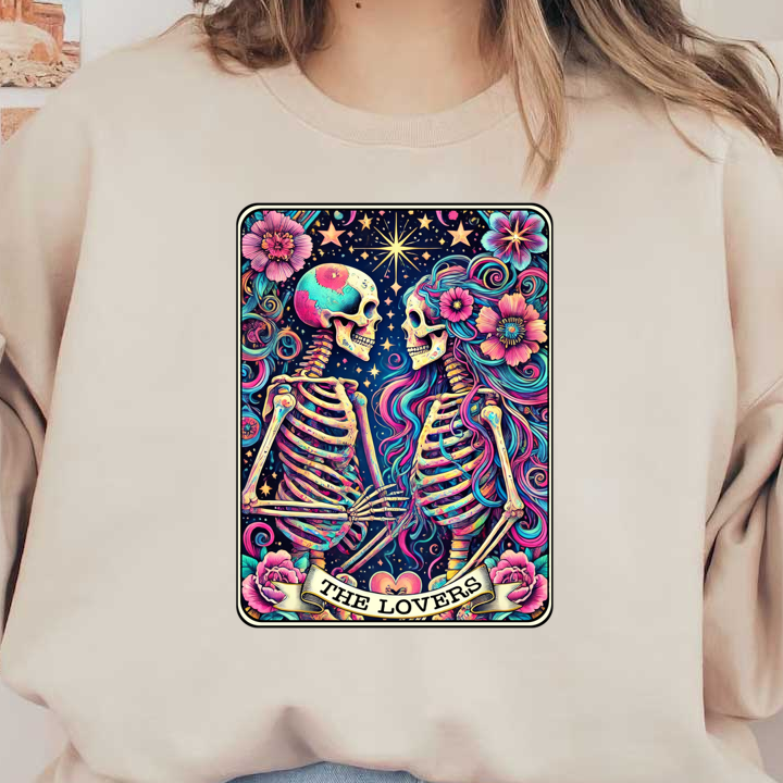 Una colorida ilustración que presenta dos esqueletos, titulada "Los amantes", rodeados de flores vibrantes y estrellas sobre un fondo oscuro.