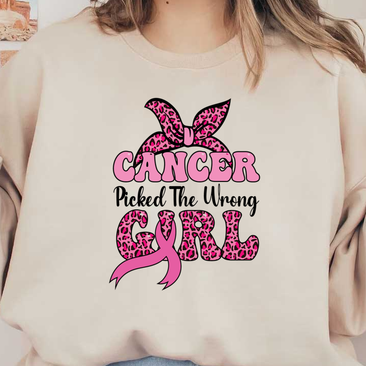 Diseño audaz "Cancer Girl" que presenta un lazo rosa y divertidos detalles con estampado de leopardo, que celebran la fuerza y ​​la individualidad.