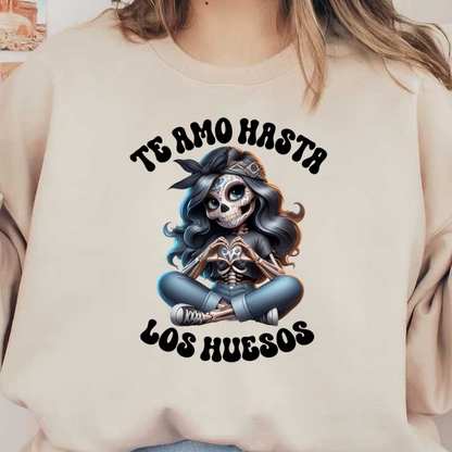 Una niña esqueleto animada y colorida con ropa informal hace un gesto de corazón, rodeada de la frase "Te amo hasta los huesos".