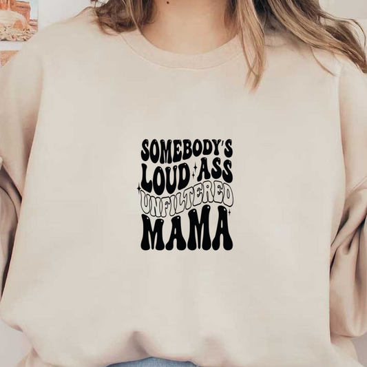 Un diseño gráfico audaz que presenta la divertida frase "Somebody's Loud Ass Unfiltered Mama", perfecta para expresar una actitud divertida y sin complejos.