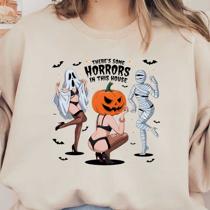 Una divertida ilustración de Halloween que presenta a tres niñas con divertidos disfraces: un fantasma, una cabeza de calabaza y una momia, todas con atuendos elegantes.