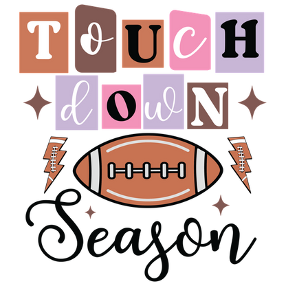 Celebre la emoción del fútbol con este vibrante diseño "Touchdown Season" que presenta letras divertidas y una ilustración clásica del fútbol.