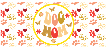 Un diseño divertido que presenta la frase "DOG MOM" rodeada de huellas de patas y corazones coloridos, perfecto para los amantes de los perros. Transferencias UV