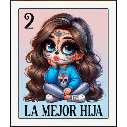 Una ilustración caprichosa de una niña con cara de calavera de azúcar, vistiendo un suéter azul y sentada tiernamente, con la etiqueta "La Mejor Hija".