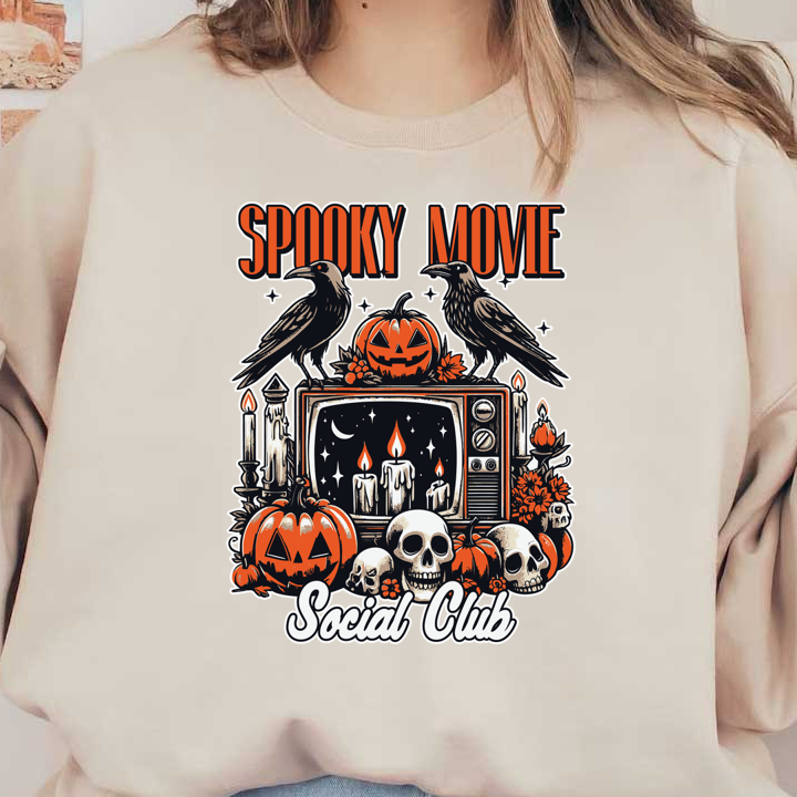 Únase al "Spooky Movie Social Club" con un diseño vibrante que incluye calabazas, calaveras, cuervos y un televisor antiguo rodeado de velas.