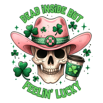 Un diseño divertido que presenta una calavera con un sombrero de vaquero rosa rodeada de tréboles y la frase "Dead Inside But Feelin' Lucky" (Muerto por dentro pero con suerte).