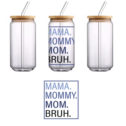 Un gráfico divertido que presenta las palabras "MAMA. MOMMY. MOM. BRUH" en tipografía en negrita, resaltando las distintas formas de dirigirse a las madres. Transferencias UV