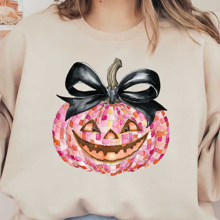 Una calabaza rosa caprichosa con diseño de mosaico, adornada con un elegante lazo negro, que presenta una sonrisa alegre y ojos divertidos.