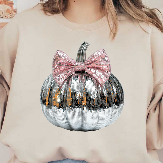 Calabaza con lentejuelas plateadas brillantes adornada con un elegante lazo rosa, perfecta para decoraciones festivas y para agregar glamour a cualquier ocasión.