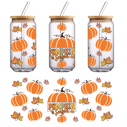 Celebre los colores vibrantes del otoño con este diseño festivo "Temporada de calabazas" que presenta calabazas y hojas otoñales. Transferencias UV