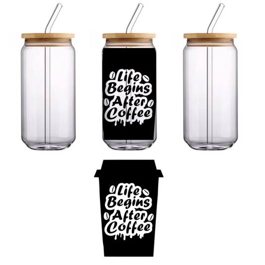 Una taza de café negra con una silueta elegante y minimalista, perfecta para los amantes del café modernos que buscan una experiencia de bebida con estilo. Transferencias UV