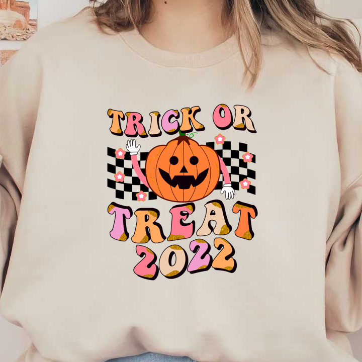 Diseño festivo "Trick or Treat 2022" que presenta una alegre calabaza con brazos, rodeada de estrellas coloridas y texto divertido.